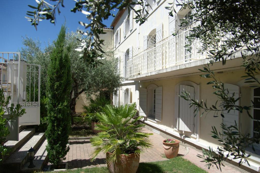 Hotel Du Cheval Blanc Saint-Remy-de-Provence Bagian luar foto